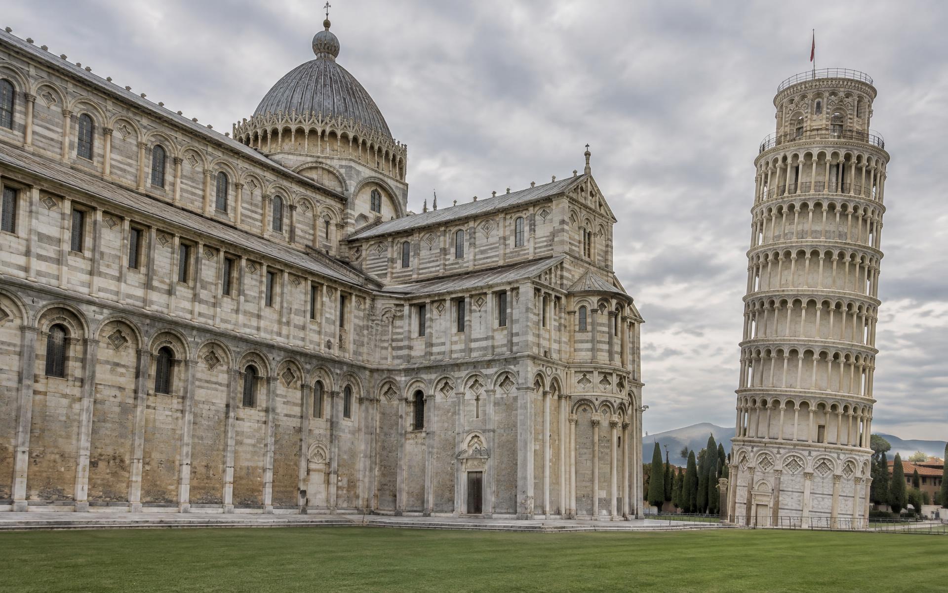 Il Duomo e la Torre di Pisa in Piazza dei Miracoli